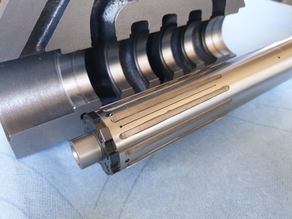 FDream® Werkzeug an einer unterbrochenen Durchgangsbohrung