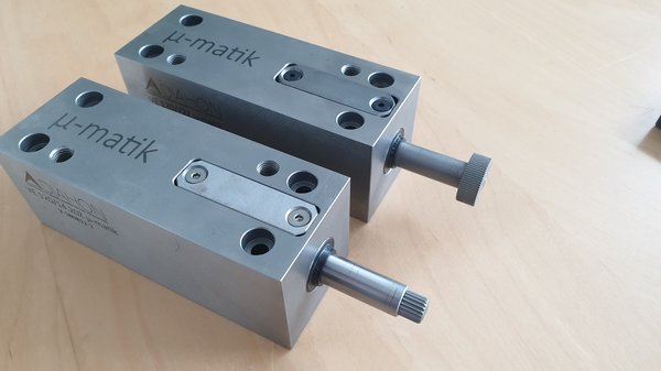 Zwei µ-matik® Verstelleinheiten mit Betätigungsstiften