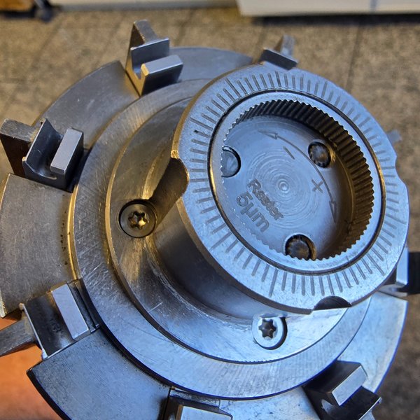 Fein verzahnter µ-matik® 72Z Verstellmechanismus mit Plus-Minus-Markierung